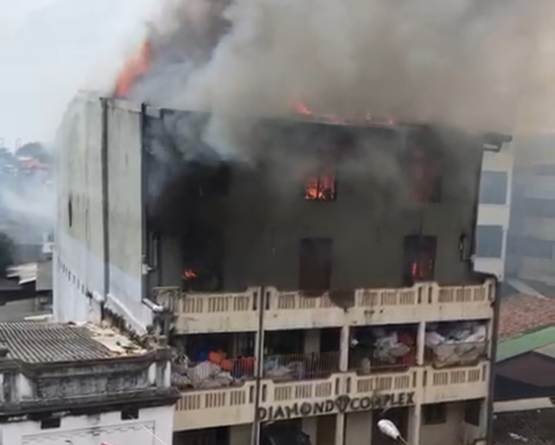 Three storey building in Pettah has caught fire (Video) - NewsWire