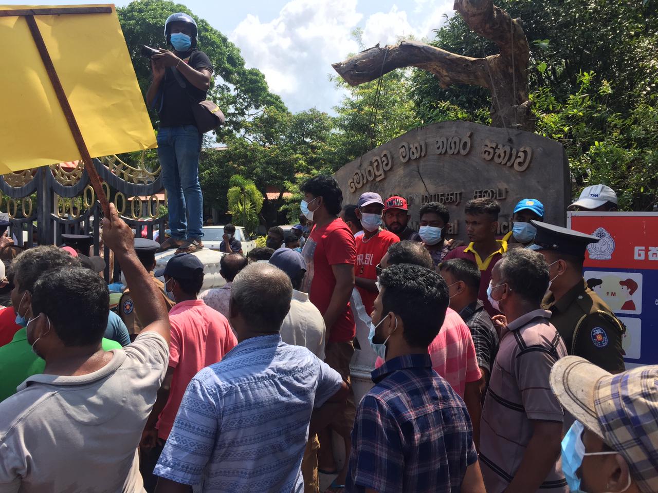 Moratuwa Municipal council surrounded by protesters - Newswire