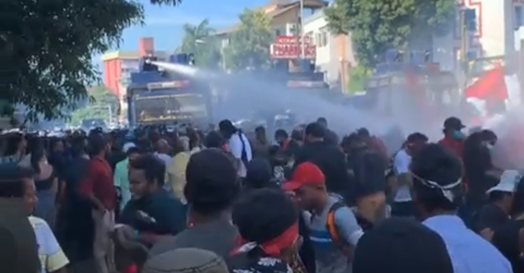Police Use Tear Gas Water Cannons To Disperse Syu Protest Video